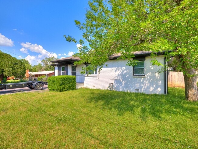 Building Photo - Great home, 4 bedrooms or 3+study, 1.5 bat...