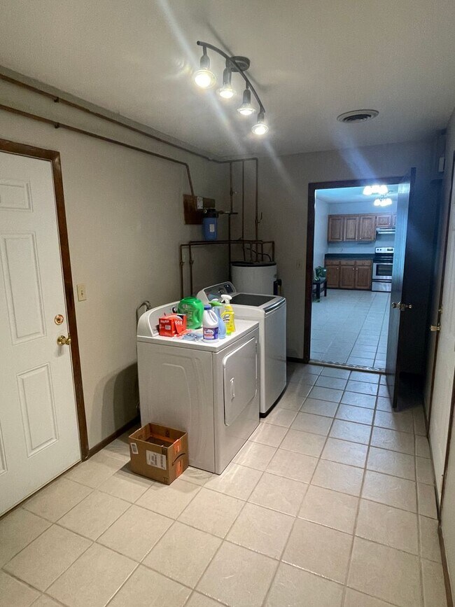 Building Photo - Available 7/25! If you are looking for a l...