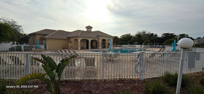 Building Photo - ***ONE FREE MONTH OF RENT Beautiful Clean ...