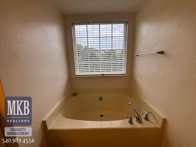 Building Photo - 6423 Westshire Ct