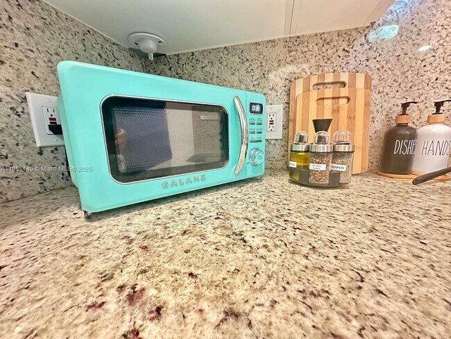 Building Photo - 935 SW 11th Ave