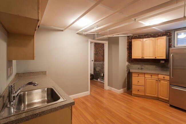 Building Photo - 9/1 No Fee! Two-level 5BR/3BA near Porter Sq!