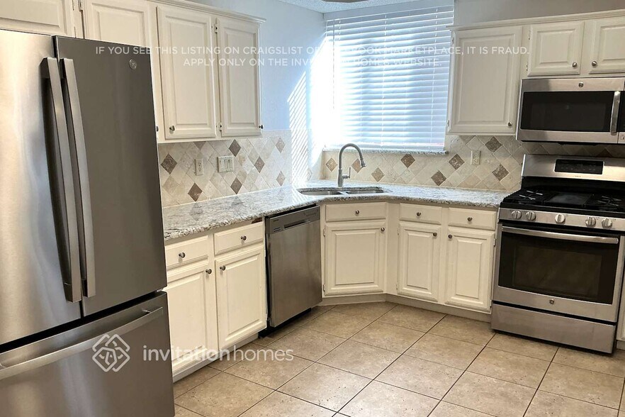 Building Photo - 18749 Vista Del Sol