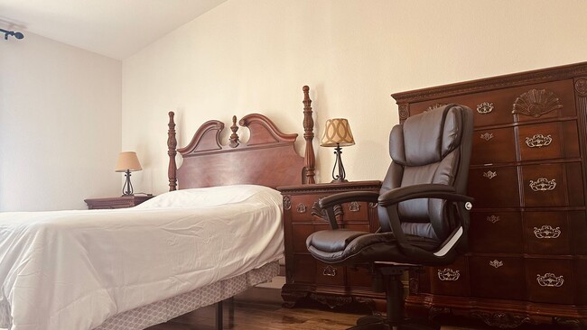 Building Photo - 3 Bedrooms Home in Gated Community(Furnish...