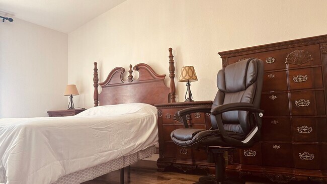 Building Photo - Furnished 3 Bedroom Home in Gated Community