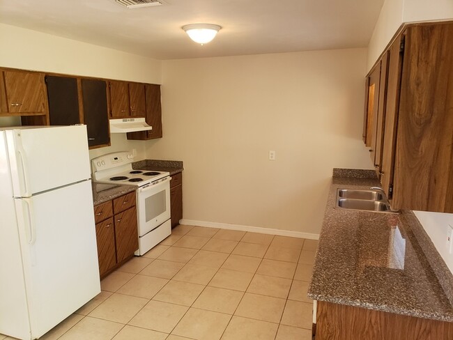 Building Photo - 2904 Foxdale Dr