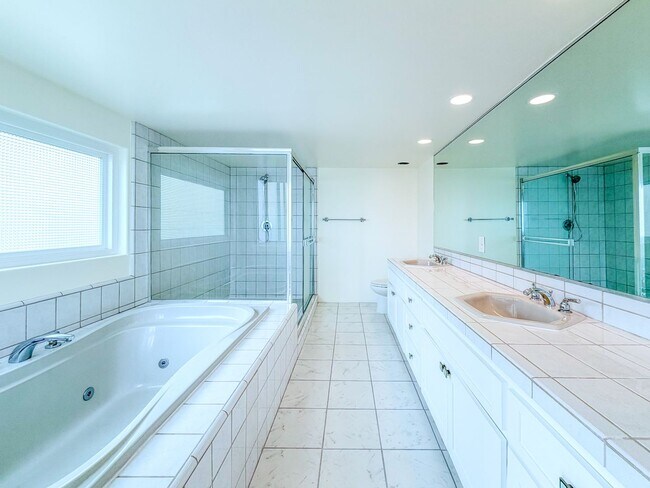 Building Photo - 3525 Sunset Ln