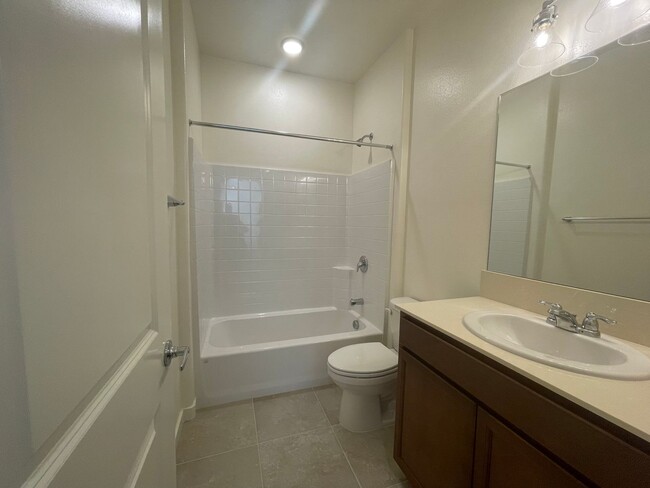 Building Photo - Beautiful Falcon Ridge Townhome!