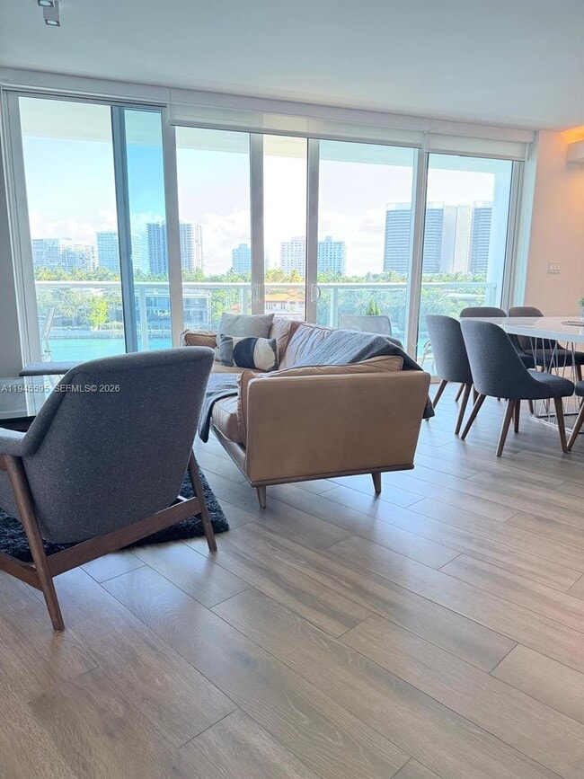 Building Photo - 9821 E Bay Harbor Dr