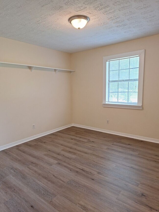 Building Photo - Large 3 Bedroom 2 Bath Ranch with Basement...