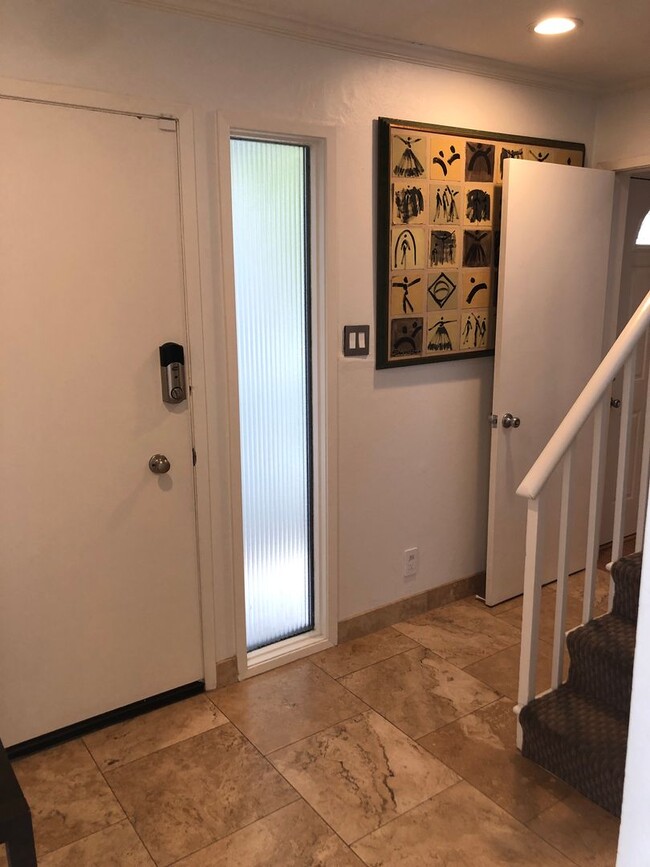 Building Photo - Elegant & Expansive Furnished 3 Bedroom/2 ...