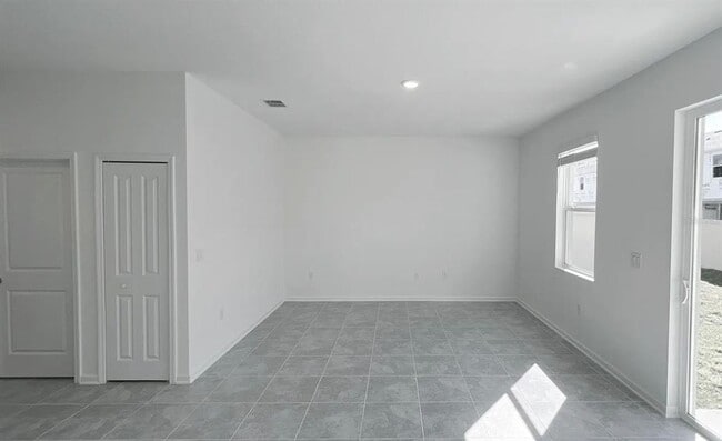 Building Photo - 2562 Skyline Lp