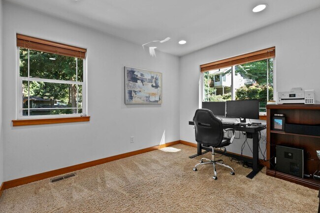 Building Photo - 3 Bed, 3 Bath Custom Built Home in Sudden Valley