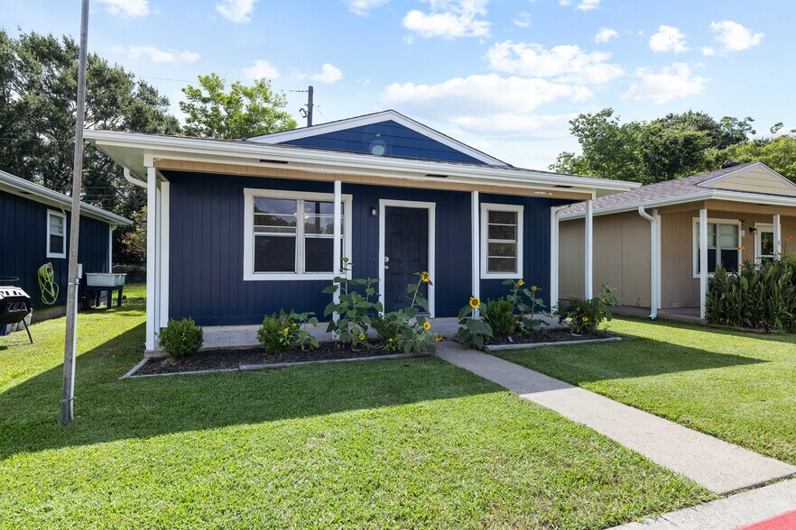 Primary Photo - 717 Cedar Bayou Rd