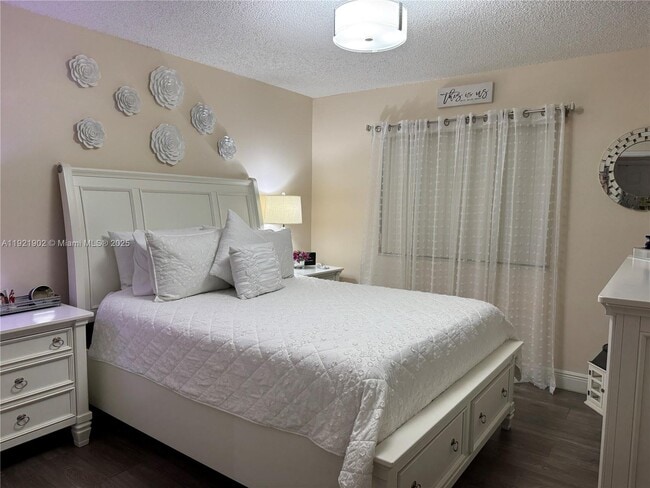 Building Photo - 9446 SW 140th Ct