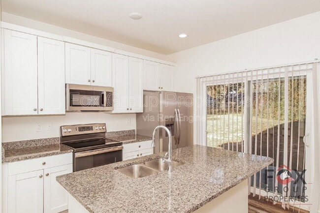 Building Photo - 467 Elm St