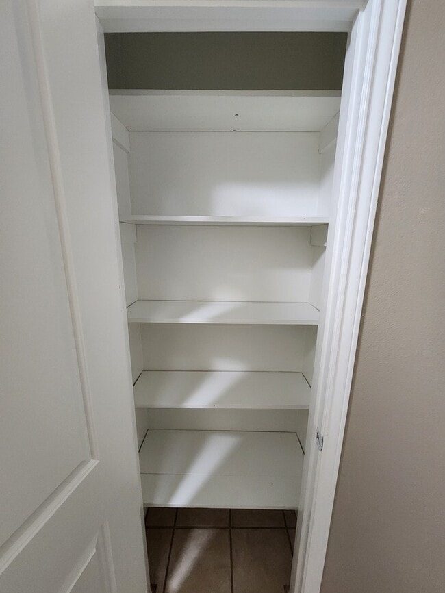 Building Photo - 2 bed 2 bath, 2 car garage