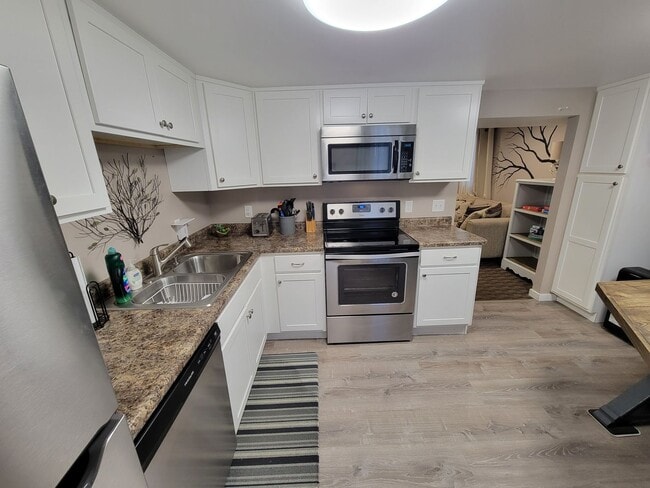 Building Photo - 202 S Elmwood Avenue Duplex