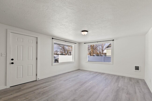 Building Photo - 1027 S Beeman St