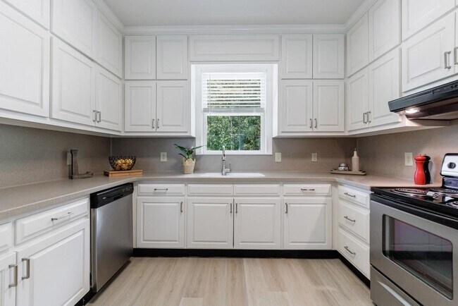 Building Photo - 390 Alpine Dr