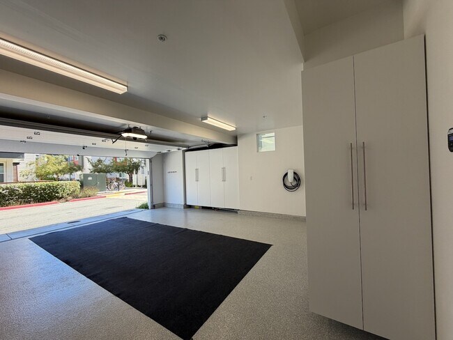 Building Photo - 561 Pilgrim Dr