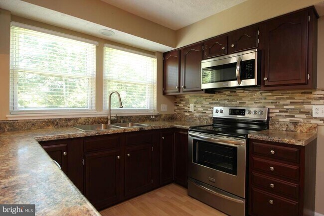 Building Photo - 66 Larkwood Ct