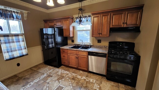 Building Photo - PET FRIENDLY 3 BEDROOM, 2 BATHROOM, DOWNTOWN LOCATION!