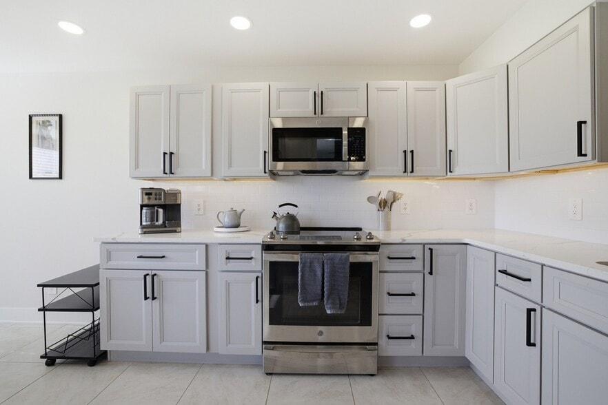 Building Photo - 12521 Kelly Sands Way