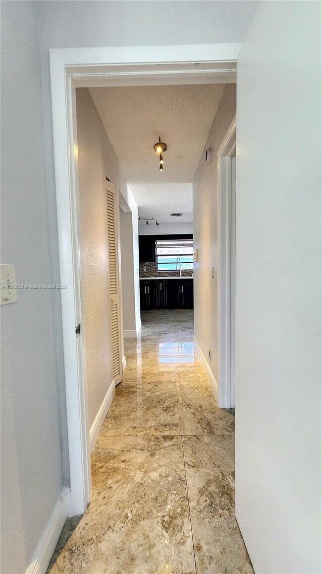 Building Photo - 513 S Ocean Dr