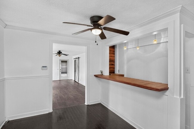 Building Photo - 3008 Lakeshore Dr
