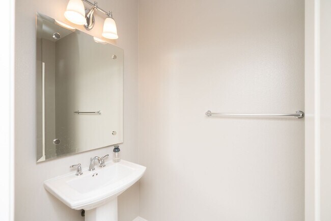 Building Photo - 3 Bedroom Townhome in the Veridian Community of Del Sur