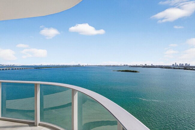 Building Photo - 700 NE 24th St