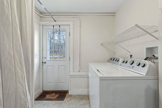 Building Photo - 178 Exeter Rd