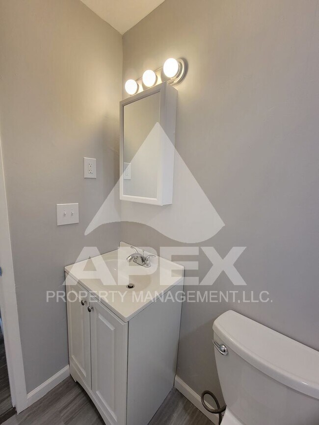 Building Photo - Renovated - 2 Bd 1 Ba Single Family home in North Knox close to downtown!