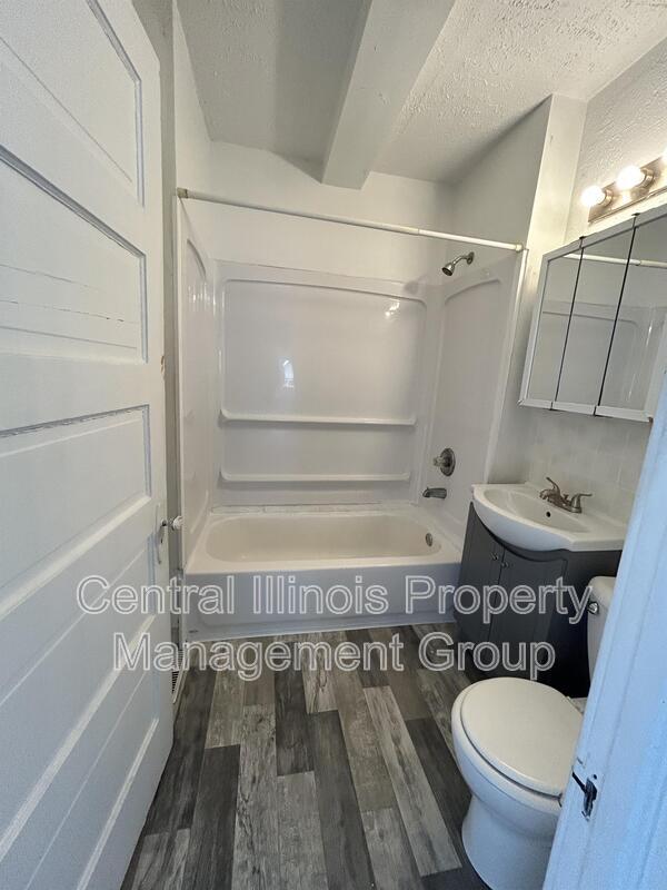 Building Photo - 403 E Monroe St