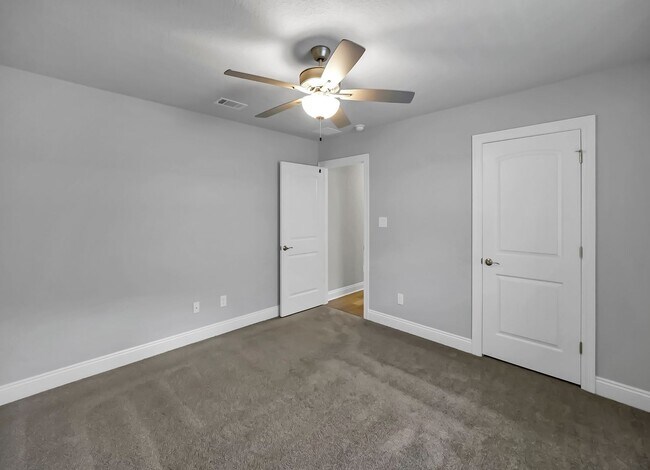 Building Photo - Stunning Rental in Navarre!