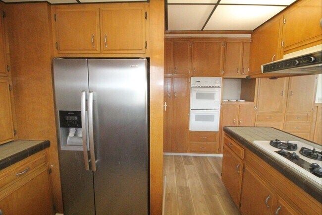 Building Photo - 3 Bedroom + 3 Bathroom Unit | Oxnard Shores | Unfurnished