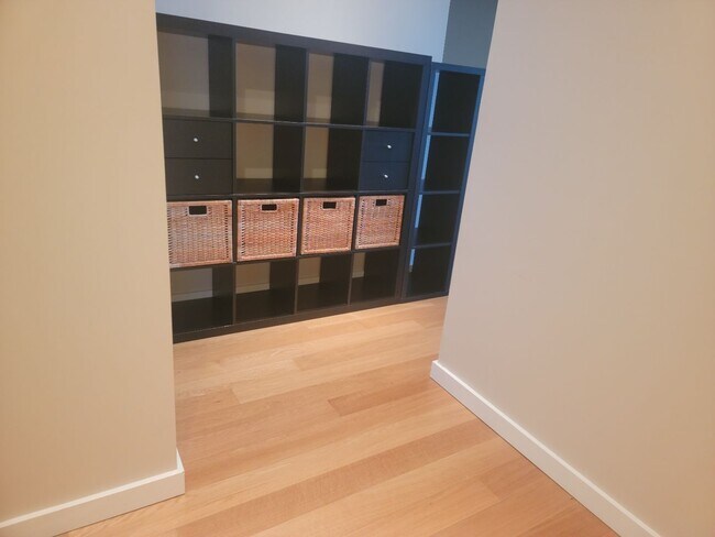 Building Photo - Beautiful 1 Bed 1 Bath Waterfront Condo w/...