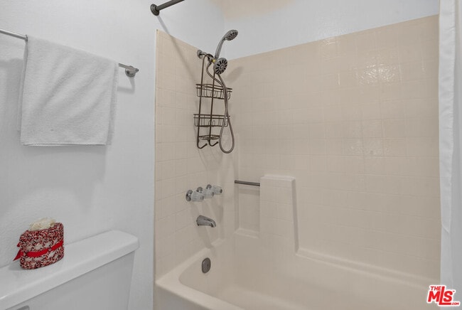Building Photo - 2554 Olive Dr