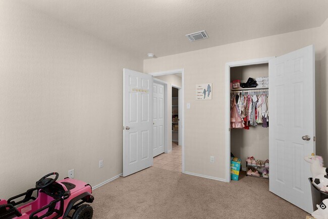 Building Photo - 4-bedroom 2-bathroom house!  Close to Fort Hood!