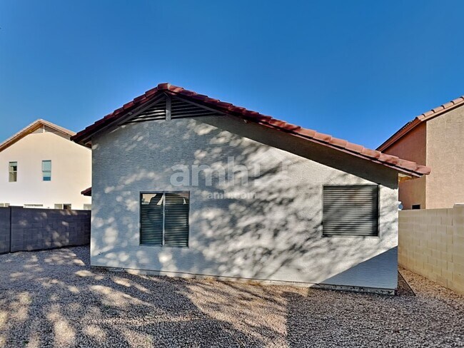 Building Photo - 2033 W Vineyard Plains Dr