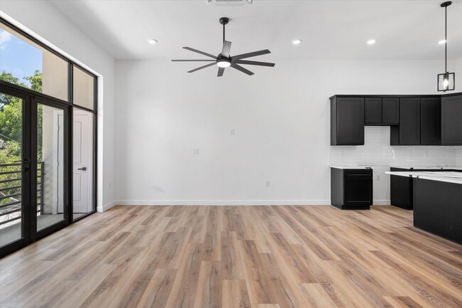 Building Photo - Spacious Townhouse in Dallas