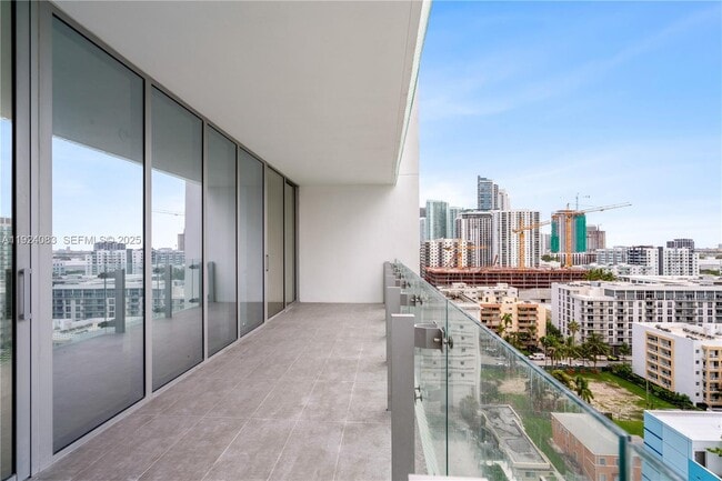 Building Photo - 700 NE 26th Terrace