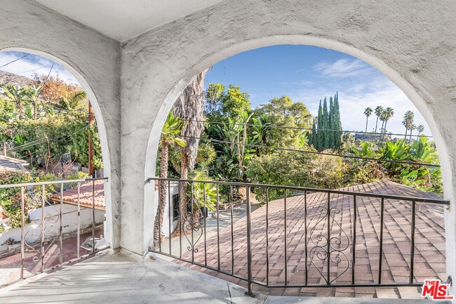 Building Photo - 1530 Valley View Rd