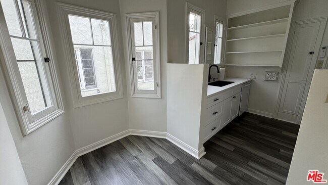 Building Photo - 326 1/2 N Sycamore Ave