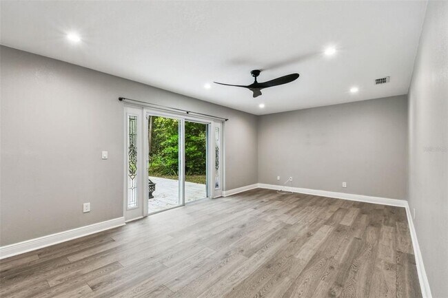 Building Photo - 6005 Lakeside Dr