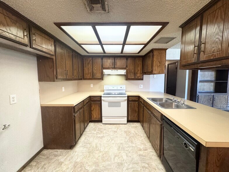 Building Photo - 9821 Larkspur Ln