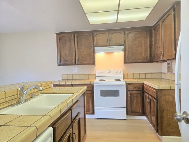 Building Photo - Spacious 2-Story Townhome, 2122 Sq Ft, End...
