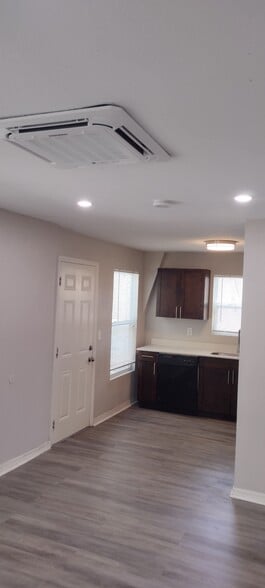 Building Photo - 703 E Hanlon St