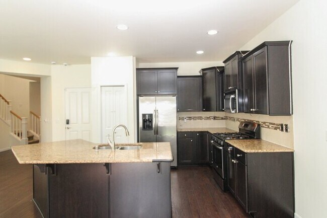 Building Photo - Spacious Rental! 3bed 3bath 2039sf 2 Car Garage A/C + Bonus Room